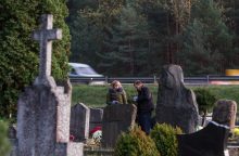 Švėkšnos miestelio kapinėse suskaldyti paminklai: žala siekia net 15 tūkst. eurų