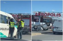 Prie Vilniaus „Akropolio“ – avarija: automobilis apvirto ant stogo