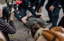 Prieš K. Škirpos lentos nuėmimą protestavusiems ir policijai pasipriešinusiems vyrams gresia baudos