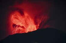 Indonezijoje tris kartus išsiveržęs ugnikalnis išsviedė 5 km aukščio pelenų stulpą