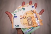 Premjerė: pratęsus bankų solidarumo įnašą valstybė negautų realių pajamų