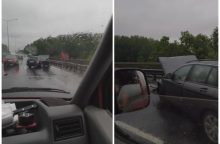 A1 kelyje – ne viena avarija dėl liūties: automobiliai rėžėsi į atitvarus