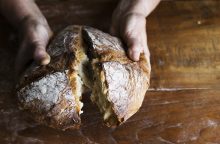 Sumų srities kepyklėlėje – skandalas: darbininkai duona vaišino okupantus