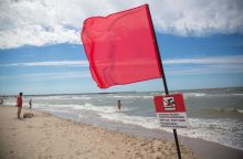 Besiveržiantiems maudytis esant raudonai vėliavai duoda pasiūlymą: antrąsyk to kartoti nesinorės