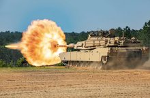 JAV spartina tankų „Abrams“ pristatymą Ukrainai