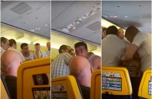 Girto lietuvio šou „Ryanair“ lėktuve: agresyviai plūdo keleivius ir smogė savo tėčiui