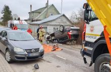 Į stovinčias mašinas Ukmergėje rėžėsi ir apvirto „Volvo“: vairuotoja žuvo