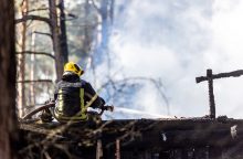 Vilniuje gesindamas gaisrą nukrito ir susižalojo ugniagesys