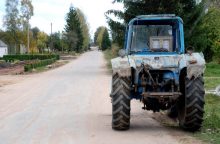 Kelyje Šiauliai–Palanga susidūrė sunkvežimis ir traktorius: pastarasis nulėkė į griovį