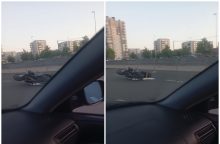 Vilniuje susidūrė automobilis su motociklu: nukentėjo pastarojo vairuotojas ir keleivė