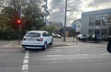 Kaune – avarija: BMW atsidūrė ant šaligatvio, vairuotojas išvežtas į gydymo įstaigą