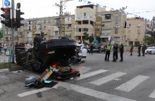 Izraelyje subadyta moteris, išpuolio vietoje apsilankęs ministras sužeistas avarijoje