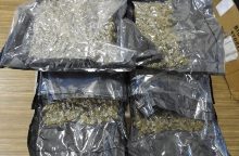 Stambaus masto narkotikų kontrabanda iš JAV įtariami aštuoni jauni asmenys