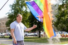 Prie Seimo sudeginta LGBT bendruomenės vėliava