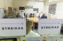 „Pagalbos šauksmas“: keli tūkstančiai Lietuvos mokytojų pradėjo streiką dėl darbo sąlygų