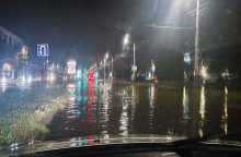 Vilniečiai praneša: po smarkaus lietaus skęsta gatvės
