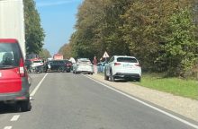 Pakaunėje neprasilenkė 3 automobiliai: panašu, kad sukeltų spūsčių kaltininkas kažkur labai skubėjo