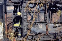 Aliarmas Lampėdžiuose: ugnis pasiglemžė šalia pagrindinės kurorto gatvės stovėjusį medinuką 
