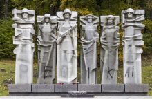 Antakalnio kapinėse apipaišytas paminklas sovietų kariams: užrašė necenzūrinį žodį „ped..ai“