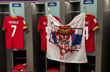 FIFA pradėjo tyrimą dėl Serbijos komandos rūbinėje pakabintos prieštaringos vėliavos