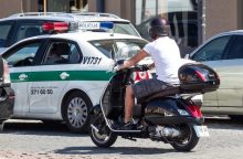 Kaune susižalojo mopedo vairuotojas, kurį tempė automobilis