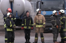 Kauno autoservise užsiliepsnojo automobilis: gaisrą bandęs gesinti darbuotojas – medikų rankose
