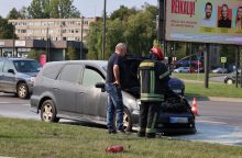 Gaisras Taikos prospekte: degalinės prieigose užsidegė šeimos automobilis