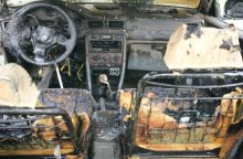 Policija aiškinasi, kas Kaune padegė „Alfa Romeo“
