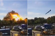 Ukraina paskelbė įrašą, kaip Rusijos paleista raketa rėžėsi į prekybos centrą Kremenčuke