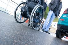 Laisvės partijos atstovai siūlo didinti baudas už stovėjimą neįgaliųjų vietose