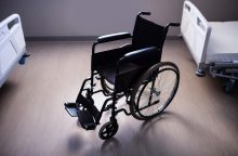 Susižeidusiai merginai mirtinai girtas vyras „parūpino“ neįgaliojo vežimėlį