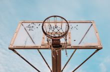 Seni krepšinio lankai atgims naujam gyvenimui – taps šviestuvais