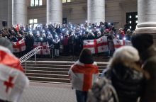 „Visada buvome ir būsime“: 100 žmonių daina reiškė palaikymą protestuotojams Sakartvele 