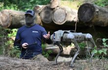 Ukraina pristatė robotus-šunis, kuriuos ketinama siųsti į fronto linijas