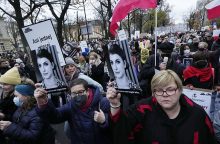Lenkai lieja pyktį ant valdančiųjų lyderio dėl jo politikos, idėjų dėl moterų