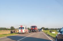Kėdainių rajone susidūrė trys automobiliai: žuvo moteris