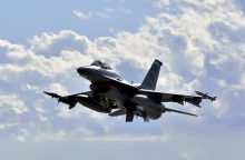 Nyderlandai skiria 300 mln. eurų pirkti amuniciją naikintuvams F-16, kurie bus perduoti Ukrainai