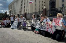 Prie Rusijos gynybos ministerijos moterys protestavo prieš vyrų šaukimą į kariuomenę